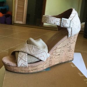 Women’s TOMS Strappy Wedge (Size 5)